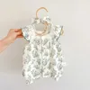 Rompers Nieuwe zomerbabymeisjes rompreren een peuter peuter zoete groene bloemen jumpsuit met haarband met uitloper outfits H240429