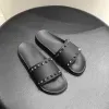 Hochwertige Gummi-Sandalen, Sliders, Sommer-Mule-Slipper, modische Nietenniete, flacher Luxus-Designer im Freien, Herren-Damen-Freizeitschuh, Strand-Sport-Slide