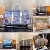 Designer Herr- och kvinnors duffelväska läder Klassisk kvinnors handbagage resväska överdimensionerad crossbody väska sport utomhus väska unisex väska resväska