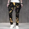 Mäns jeans 2024 Svartguldkontrast Personlig graffiti Slim Elastic Jean Fashion Hip Hop Men Punk Motorcykelbyxor Homme