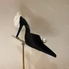 Magda Butrym Zapatos de vestir Diseñador Mujer Pearl Rose Satén adornado Puntiagudo 7 estilos Bombas Resbalón en sandalias de tacón alto Fiesta de noche Zapatos de boda Calzado de fábrica