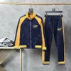 Completo da uomo di design sportivo da basket europeo americano da calcio, set da due pezzi, giacca da donna a maniche lunghe con cappuccio, pantaloni, abbigliamento sportivo primaverile e autunnale Peluche M-3XL