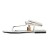 Luxus 2024S/S Marke Vorhängeschloss Leder Tanga Sandalen Schuhe Schloss Schlüssel Knöchel Riemchen Slide Flats Dame Gladiator Sandalias Komfort Gehen EU35-43 mit Box