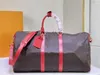 Tasarımcı Seyahat Çantası Lüks Duffle Bag Erkekler Çanta Büyük Kapasiteli Duffel Çantalar Deri Kilit Perçinleme Moda Gül Kırmızı Floresan Sarı Yeşil Yan Bant 50cm