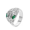 2024 Pierścień nowego projektanta szmaragdowy węża pierścień węża kolczyki na głowę wysokiej jakości 18 -karatowa biżuteria