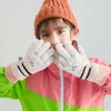 Rękawiczki z kreskówek zagęszczone ciepłe zimowe szkice pięciokrotne rękawice dla dzieci Windproof Boys Dziewczyny Akcesoria śniegu 4-12 lata 240112