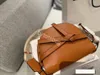 Bolsa de designer feminina bolsa de mão alças bordadas high-end couro real arco clamshell carteira moda luxo alfabeto banda larga sub crossbody saco
