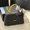 Borsa con patta firmata da donna con manico cavo in metallo Borsa portatile in pelle di vitello caviale 24x15 cm Hardware dorato Catena Matelasse Borsa media per trucco Borsa a tracolla con tracolla