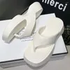 Tofflor 4 cm kvinnor högt häl flip flops mode kvinnliga kilar sommarkorea tjocka sula glider sandaler utomhus strand eva skor