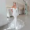 Abiti da sposa sexy a sirena in raso bianco con applicazioni in pizzo Abito lungo da spiaggia in stile bohemien Scollo a cuore con spalle scoperte Abito estivo senza maniche