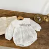 Rompers 2023 SPRING BABY BODYSUTITS التطريز Girls One One Toddler Lace Clothes H240508
