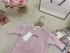 Luxuriöse Baby-Overalls, schöne rosafarbene Jungen- und Mädchen-Strickbodys, Größe 70–100, Plüsch-Logo für Neugeborene, Krabbelanzug, 10. Januar