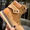 Los diseñadores famosos recomiendan encarecidamente botas clásicas, de lujo discreto, llenas de lujo, de nicho y de buen gusto. En línea con la estética del público talla 35-40.