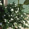 Flores decorativas plantas artificiais realista pendurado rosa planta verde para decoração de casamento em casa cerca de parede de seda falsa de longa duração