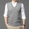 Мужской свитер-жилет, простые универсальные однотонные мужские топы без рукавов с v-образным вырезом, базовый уютный вязаный свитер в корейском стиле для отдыха, размер S-4XL 240113