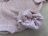 Marken-Säuglingsoveralls, schöne rosafarbene Jungen- und Mädchen-Strickbodys, Größe 70–100, Plüsch-Logo für Neugeborene, Krabbelanzug, 10. Januar