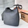 Borsa sotto le ascelle Borsa a tracolla da donna di design 30 cm Pelle Hardware dorato Fibbia in metallo Borsa di lusso Borsa a tracolla Borsa casual da strada Borsa classica per trucco nera Borse eleganti