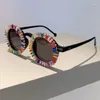 Solglasögon 1PC Diamonds Vintage Eyewear Round Shades Fashion Catwalk Show for Women Party UV400