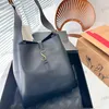 Borsa sotto le ascelle Borsa a tracolla da donna di design 30 cm Pelle Hardware dorato Fibbia in metallo Borsa di lusso Borsa a tracolla Borsa casual da strada Borsa classica per trucco nera Borse eleganti