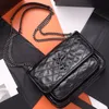 Designväska axelväska kvinnor väska vintage ko läder clamshell mode handväska crossbody väska med vv-formad sömning 2024