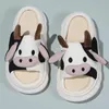 Pantoufles d'été avec animaux mignons pour femmes et filles, chaussures moelleuses de dessin animé de vache à lait, chaussures de maison amusantes, 2024