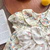 Kläder sätter 2023 sommar babykläder set blommor baby flickor kostymer peter pan krage tee och bloomer 2 st h240508
