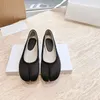 Womens 2024 New Maisons Classic Sandals Kleid Tabi Ballet Margiela Designer Mm6 Vintage Flat Heel Sheeps Ceilschuhe Lady Gym Sneaker Black Whit44