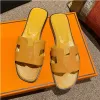 2024 Pantoufles de créateurs classiques diapositives plates mode femmes sandales mode cuir diapositive été plage sandale rouge jaune dessin animé pantoufle