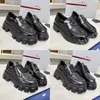 Designerschuhe Männer Frauen weiche Kuhläden-Plattform Sneaker P Dreieck Slipper Gummi-schwarzes glänzendes Leder klobig runden Kopf Sneaker Dicke Bodenschuh mit Kastengröße 35-46