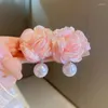 Boucles d'oreilles pendantes accessoires de rencontres élégants vente de tissu de fleur rose matériel de style tendre pour les femmes avec un grand cadeau de perle simulée