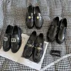 Klänningskor designer loafers ccity läder ringer flera stilar små ccity läderskor svart plattform kvinnor oxford metall spänne singel balett skor