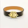 Hardware de oro de 18 quilates Pulsera con dijes de cuero Diseñador de lujo Pulseras para mujeres Hebilla de acero inoxidable Correa de mano Marrón Patrón de flores de cuatro hojas Sello Joyería impresa