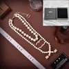 Ny Womens Pearl Earphone -halsband med stämpel lyxiga tröja kedjor flicka par boutique gåva halsbandslåda förpackning av hög kvalitet smycken