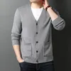 Solidny kolor mężczyzn Ultra-cienki swetra sweter z dzianiny Singer Single Hair Modna, swobodna ciepła kurtka uliczna M-5xl 240113