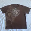 Mall Goth Cyber ​​Grunge 00S Retro Tee Emo Vintage Brown Y2K Graphic Print T-shirt Women Män Kort ärm O Neck Topps kläder 240113