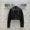 дизайнерские куртки женские короткие на молнии дизайнерские куртки женские цвета хаки с нашивкой украшенные черные классические эмалированные кожаные пальто с перевернутыми треугольными лацканами LJOF