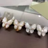 Van-Clef Arpes Orecchini Designer Donna Fascino di alta qualità Seiko Bianco naturale Fritillaria Farfalla Ear Beat V Placcato oro 18k Oro Moda Orecchini rossi