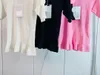 11005 2024 Runway Sommer Marke Gleicher Stil Pullover Kurzarm Rundhals Pullover Mode Kleidung Weiß Schwarz Hohe Qualität Damen qian