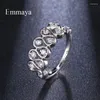 Clusterringe Emmaya Interessantes Design in krummer Flussform mit rundem Zirkonia in drei Farben für einen faszinierenden Ring für Frauen bei der Hochzeit