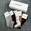 Chaussettes de créateurs Hommes Femmes Chaussettes Lettre de luxe complète respirante Pur coton Sports Mode Couleur unie du navire avec boîte 623K