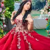 Abito da ballo rosso principessa Abiti stile Quinceanera con spalle scoperte Applicazioni di pizzo che bordano cristalli Tull Abiti da ballo 15 anos