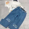 Jeans designerbroeken met geborduurde letterpatronen, losvallende, luxe, modieuze en effen kleuren