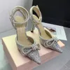 Mach Glitter Bowties Pompalar 9.5cm Kristal Emzetilmiş Akşam Ayakkabıları Makara Topuklu Sandallar Kadın Topuklu Lüks Tasarımcılar Elbise Ayakkabı Ayak Bileği Kayışı Düğün Ayakkabıları