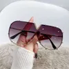 Novos óculos de sol de peça única com moldura grande e aro dourado, fotos de rua da moda, viagens, férias, óculos de sol femininos resistentes a UV e umidade
