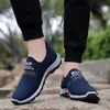 Verão malha sapatos masculinos tênis leves moda casual sapatos de caminhada respirável deslizamento em mocassins masculinos zapatillas hombre 240113