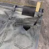 Högkvalitativa män jeans designer jeans män kvinnor metall triangel byxor mode casual smala raka byxor hög ände tvättad denim