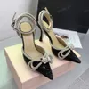 Mach Glitter Bowties Bombas 9.5 cm Zapatos de noche adornados con cristales Carrete Tacones Sandalias Mujer Tacón Diseñadores de lujo Zapato de vestir Correa de tobillo Zapatos de boda