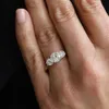 Passen Sie den vergoldeten 3 Karat Vvs-Moissanit-Diamantring im Birnenschliff für Damen, Hochzeit, Verlobung, 18 Karat Gelbgold mit zwei Bändern an