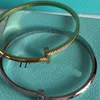 Bracelet bracelet de créateur bracelets de luxe chaîne originale bracelet en acier taiwanais en or trois couleurs à la mode et atmosphérique