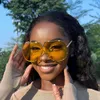 Nieuwe grote ingelijste zonnebril uit één stuk met gouden rand, modieuze straatfoto's, reizen, vakantie, UV- en vochtbestendige dameszonnebril